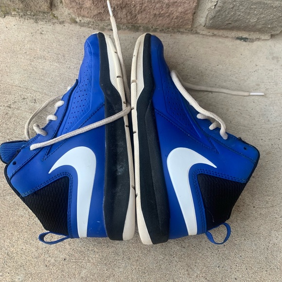Nike Basketball Shoes Team Hustle D7, Boys size 2Y - Picture 7 of 12
